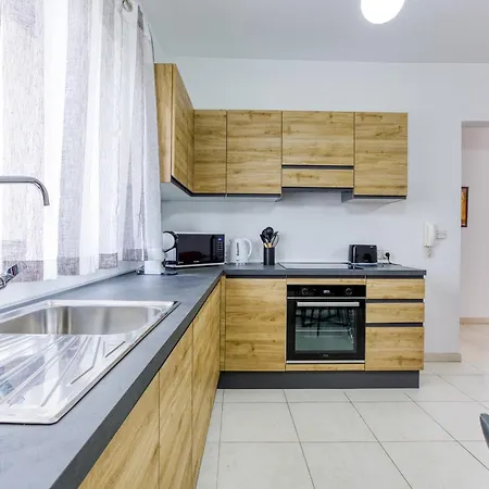 Modern With Sofabed & Balcony In Gzr056 شقة Gzira
