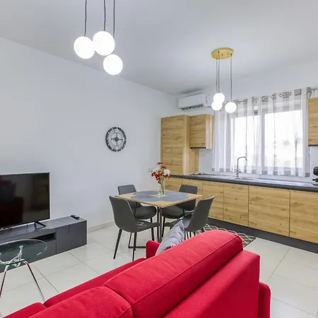 شقة Modern With Sofabed & Balcony In Gzr056 *