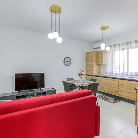 Modern With Sofabed & Balcony In Gzr056 شقة *