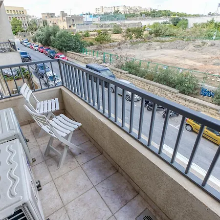شقة Modern With Sofabed & Balcony In Gzr056